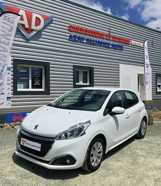 Garage AD Azay Alliance Auto avec une voiture Peugeot 208 blanche devant à Azay-sur-Thouet dans les Deux-Sèvres 79