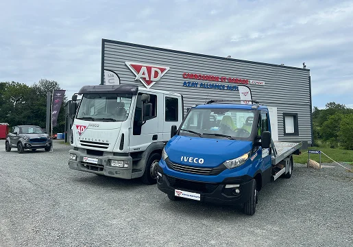 Deux camions Iveco devant un bâtiment AD sur un parking en gravier à Azay-sur-Thouet dans les Deux-Sèvres 79