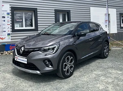 SUV Renault Captur gris foncé garé devant un bâtiment commercial à Azay-sur-Thouet dans les Deux-Sèvres 79