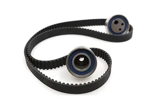 Courroie de distribution noire et deux galets tendeurs.