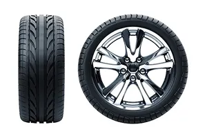 Un pneu de voiture et une roue en alliage montés sur un pneu, sur fond blanc.