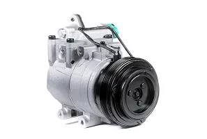 Compresseur de climatisation automobile gris avec poulie noire sur fond blanc.