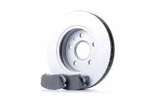 Disque de frein et deux plaquettes de frein isolés sur fond blanc.